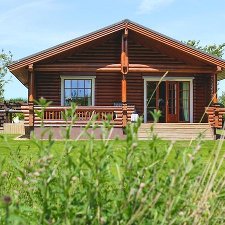 Tomatin - Luxury Two Bedroom Log Cabin With Hot Tub バーウィック・アポン・ツイード エクステリア 写真