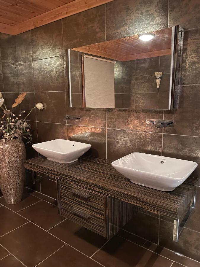 Tomatin - Luxury Two Bedroom Log Cabin With Hot Tub バーウィック・アポン・ツイード エクステリア 写真