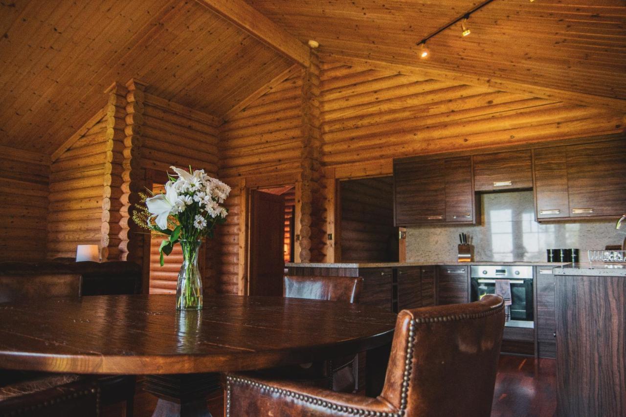 Tomatin - Luxury Two Bedroom Log Cabin With Hot Tub バーウィック・アポン・ツイード エクステリア 写真