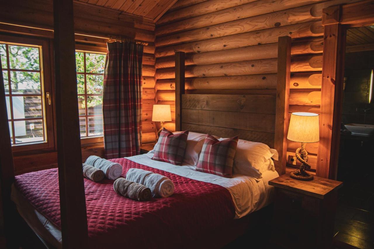 Tomatin - Luxury Two Bedroom Log Cabin With Hot Tub バーウィック・アポン・ツイード エクステリア 写真