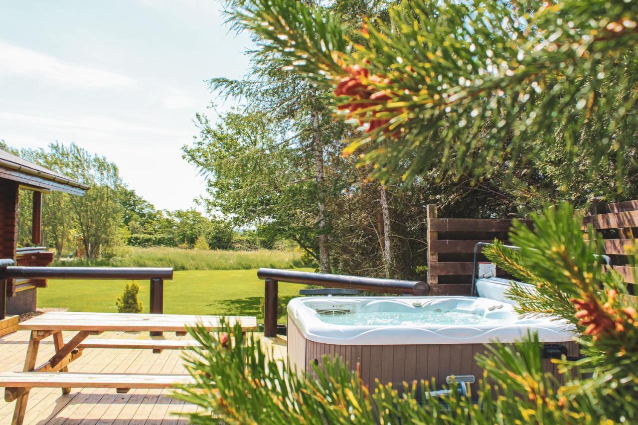 Tomatin - Luxury Two Bedroom Log Cabin With Hot Tub バーウィック・アポン・ツイード エクステリア 写真