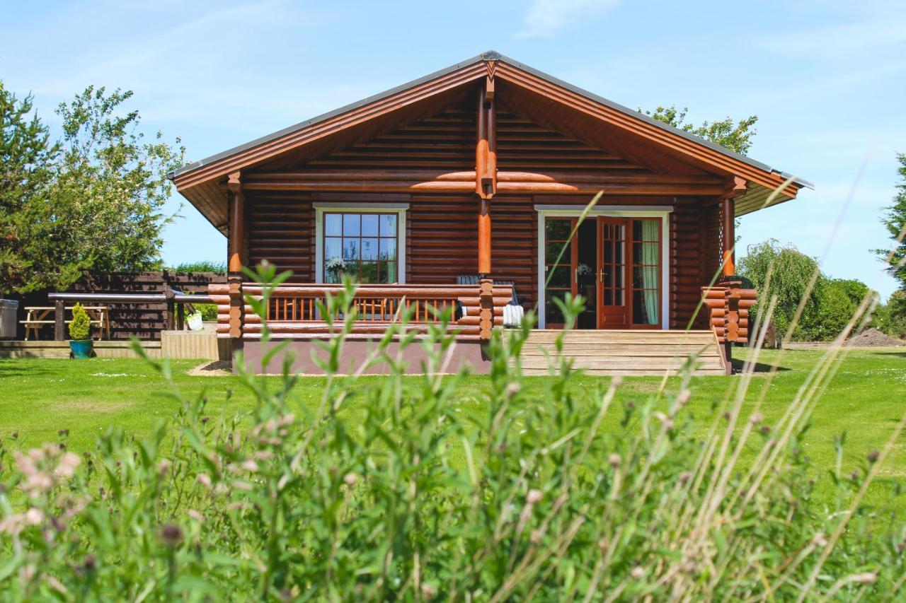 Tomatin - Luxury Two Bedroom Log Cabin With Hot Tub バーウィック・アポン・ツイード エクステリア 写真